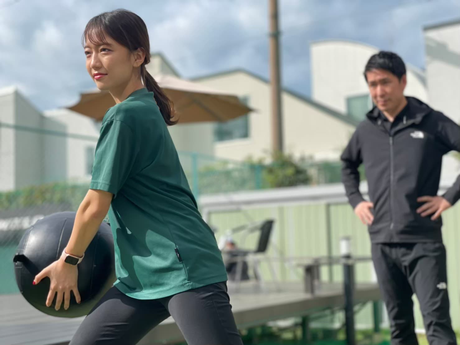 屋外でボールを使ったトレーニングに取り組む女性